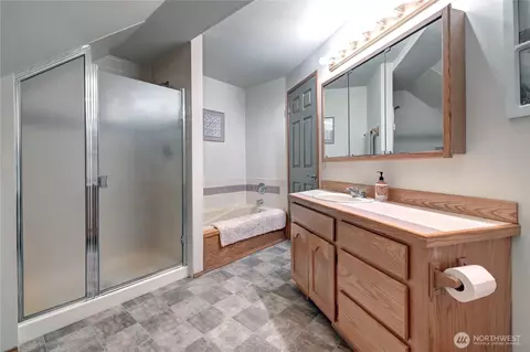 Bath - 4914 Dover St, Everett, WA 98203 photo 3 of 4