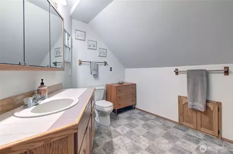 Bath - 4914 Dover St, Everett, WA 98203 photo 2 of 4