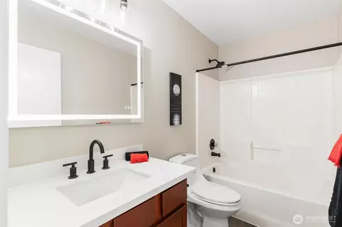 Bath - 3919 154th Pl SE, Bothell, WA 98012 photo 2 of 5