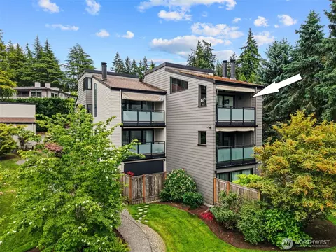11226 NE 68th St #E, Kirkland, WA 98033