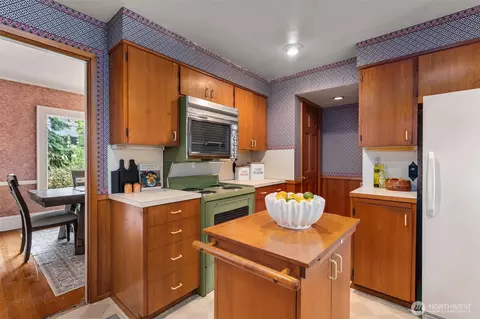 Kitchen - 1875 E Hamlin St, Seattle, WA 98112 photo 3 of 4