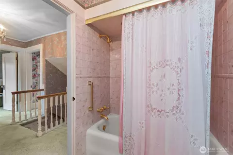 Bath - 1875 E Hamlin St, Seattle, WA 98112 photo 2 of 3