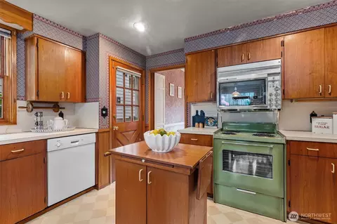 Kitchen - 1875 E Hamlin St, Seattle, WA 98112 photo 2 of 4