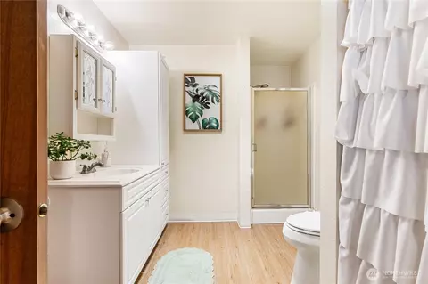 Bath - 2619 Rucker Ave #2, Everett, WA 98201 photo 3 of 3
