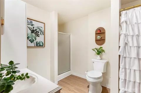 Bath - 2619 Rucker Ave #2, Everett, WA 98201 photo 1 of 3