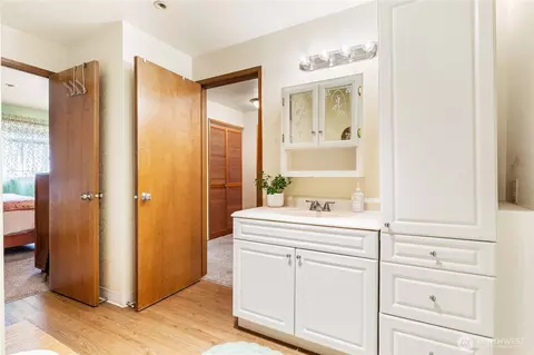 Bath - 2619 Rucker Ave #2, Everett, WA 98201 photo 2 of 3