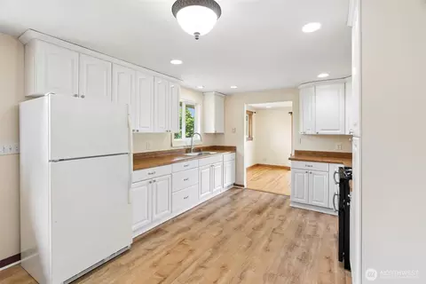 Kitchen - 1940 Wilson Ave, Enumclaw, WA 98022 photo 1 of 5