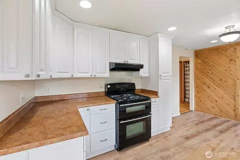 Kitchen - 1940 Wilson Ave, Enumclaw, WA 98022 photo 2 of 5