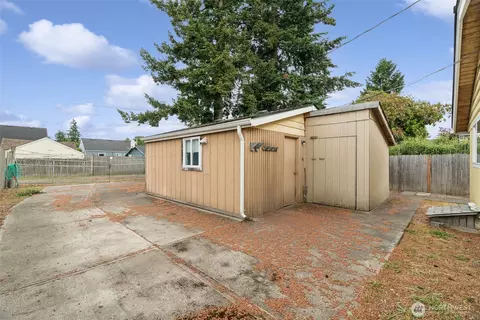 Exterior - 1940 Wilson Ave, Enumclaw, WA 98022 photo 5 of 7
