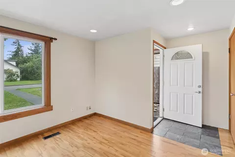 Entry Way - 1940 Wilson Ave, Enumclaw, WA 98022 photo 1 of 1