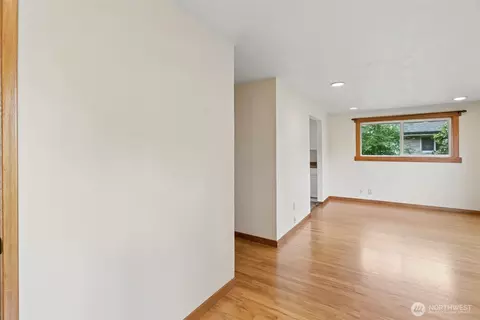 Living - 1940 Wilson Ave, Enumclaw, WA 98022 photo 1 of 4
