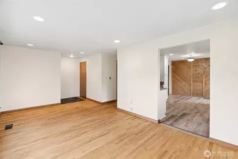 Living - 1940 Wilson Ave, Enumclaw, WA 98022 photo 2 of 4
