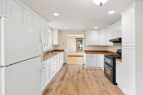 Kitchen - 1940 Wilson Ave, Enumclaw, WA 98022 photo 5 of 5