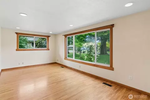 Living - 1940 Wilson Ave, Enumclaw, WA 98022 photo 3 of 4