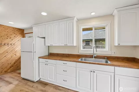 Kitchen - 1940 Wilson Ave, Enumclaw, WA 98022 photo 4 of 5