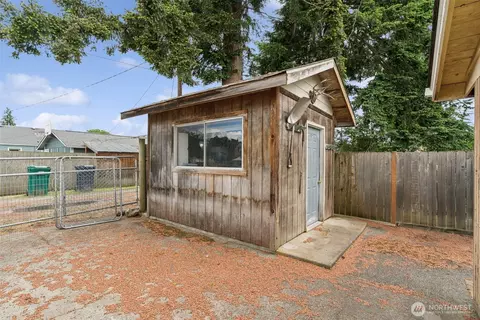 Exterior - 1940 Wilson Ave, Enumclaw, WA 98022 photo 6 of 7