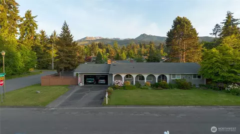 230 E Hawthorne Pl, Port Angeles, WA 98362