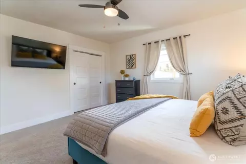 Bedroom - 507 E Wapato Ave, Chelan, WA 98816 photo 9 of 11