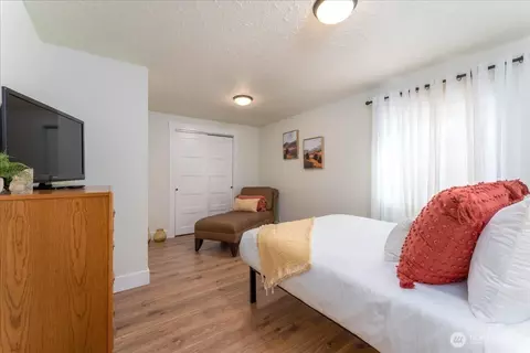 Bedroom - 507 E Wapato Ave, Chelan, WA 98816 photo 2 of 11