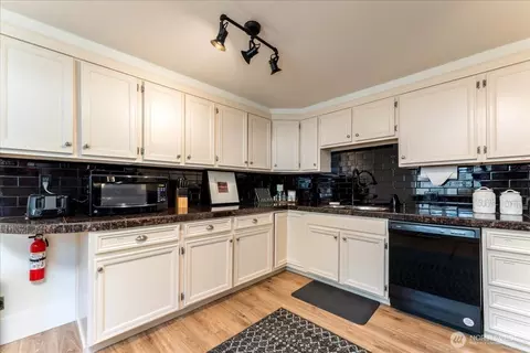 Kitchen - 507 E Wapato Ave, Chelan, WA 98816 photo 2 of 4