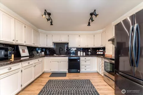 Kitchen - 507 E Wapato Ave, Chelan, WA 98816 photo 1 of 4