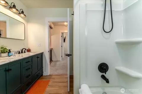 Bath - 507 E Wapato Ave, Chelan, WA 98816 photo 3 of 6
