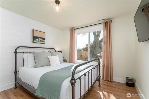 Bedroom - 507 E Wapato Ave, Chelan, WA 98816 photo 1 of 11
