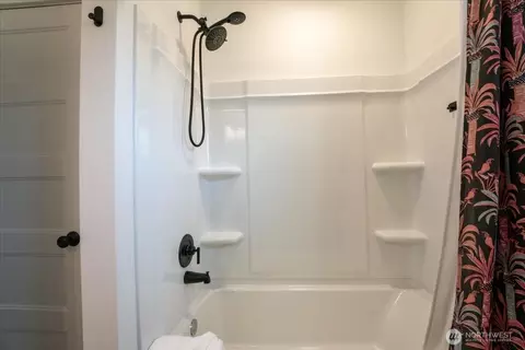 Bath - 507 E Wapato Ave, Chelan, WA 98816 photo 6 of 6