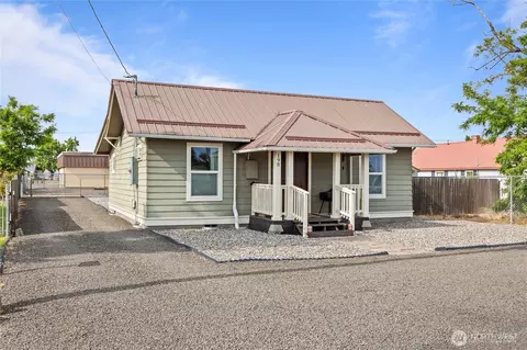 198 3rd St, Touchet, WA 99360