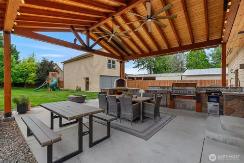 104 35th St NW, East Wenatchee, WA 98802
