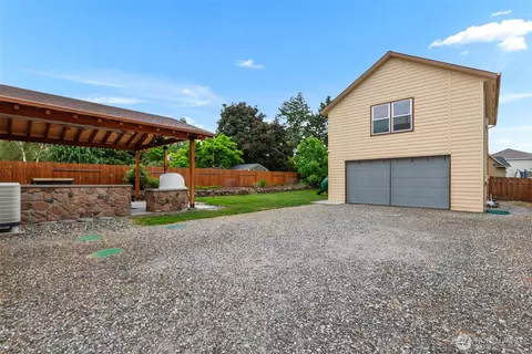 104 35th St NW, East Wenatchee, WA 98802