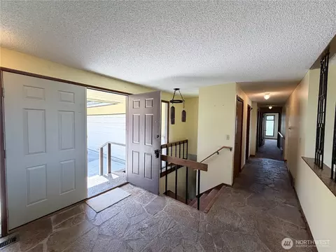 Entry Way - 2505 Hillside Ln, Everett, WA 98203 photo 2 of 2