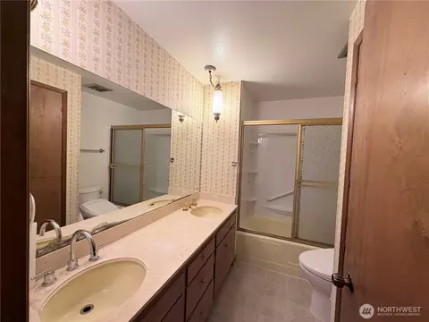 Bath - 2505 Hillside Ln, Everett, WA 98203 photo 2 of 2