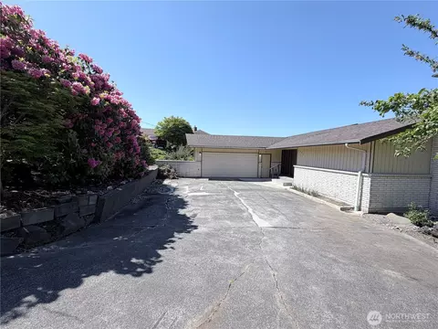 Exterior - 2505 Hillside Ln, Everett, WA 98203 photo 2 of 5