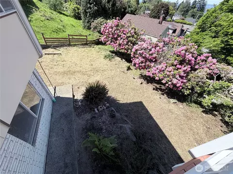 Exterior - 2505 Hillside Ln, Everett, WA 98203 photo 3 of 5
