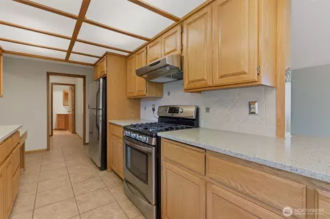 Kitchen - 1428 Loraine St, Enumclaw, WA 98022 photo 3 of 7