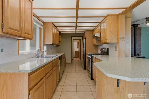 Kitchen - 1428 Loraine St, Enumclaw, WA 98022 photo 2 of 7