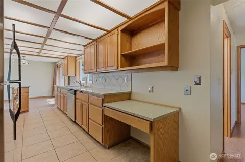 Kitchen - 1428 Loraine St, Enumclaw, WA 98022 photo 7 of 7