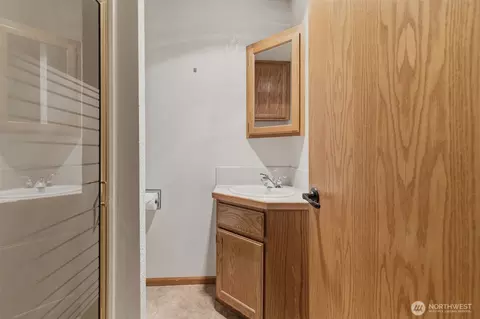 Bath - 1428 Loraine St, Enumclaw, WA 98022 photo 2 of 2