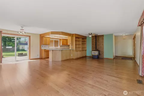 Living - 1428 Loraine St, Enumclaw, WA 98022 photo 3 of 4