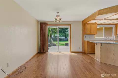 Living - 1428 Loraine St, Enumclaw, WA 98022 photo 4 of 4
