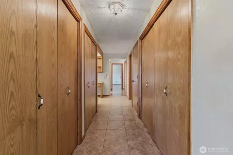 Entry Way - 1428 Loraine St, Enumclaw, WA 98022 photo 3 of 4