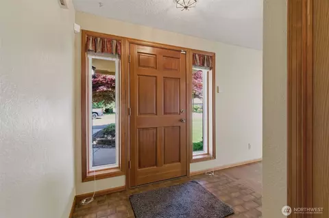 Entry Way - 1428 Loraine St, Enumclaw, WA 98022 photo 2 of 4