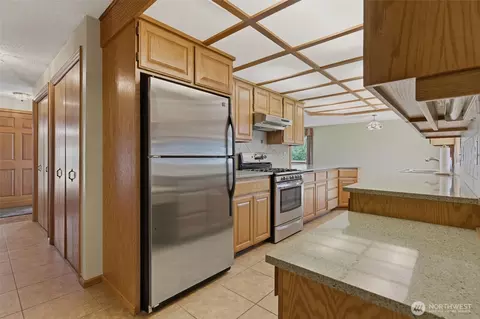 Kitchen - 1428 Loraine St, Enumclaw, WA 98022 photo 6 of 7