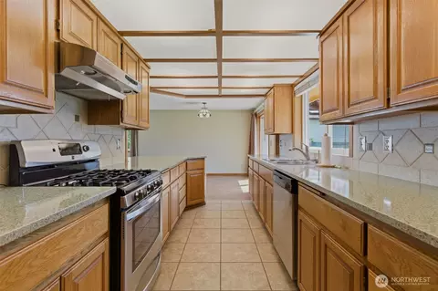 Kitchen - 1428 Loraine St, Enumclaw, WA 98022 photo 5 of 7