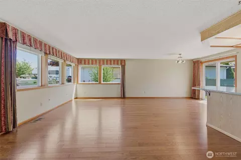 Living - 1428 Loraine St, Enumclaw, WA 98022 photo 2 of 4