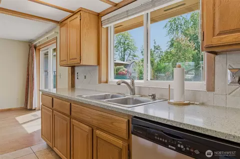 Kitchen - 1428 Loraine St, Enumclaw, WA 98022 photo 4 of 7