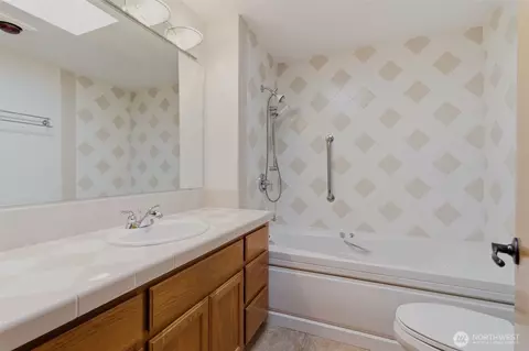 Bath - 1428 Loraine St, Enumclaw, WA 98022 photo 1 of 2