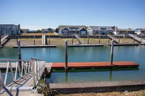 3700 Steelhead Dr, Greenbank, WA 98253