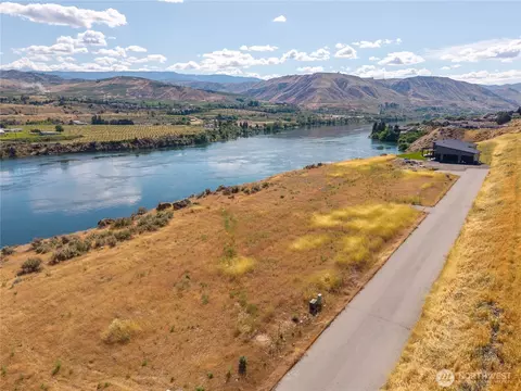 3180 SE Rivers Edge Ct, East Wenatchee, WA 98802